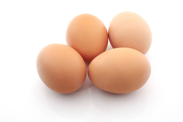 ωμά αυγά σε λευκό φόντο - Φωτογραφία, εικόνα