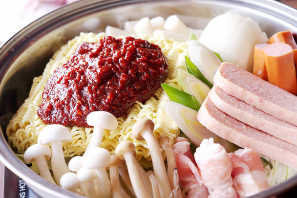Deliciosa olla caliente coreana con verduras
 - Foto, imagen