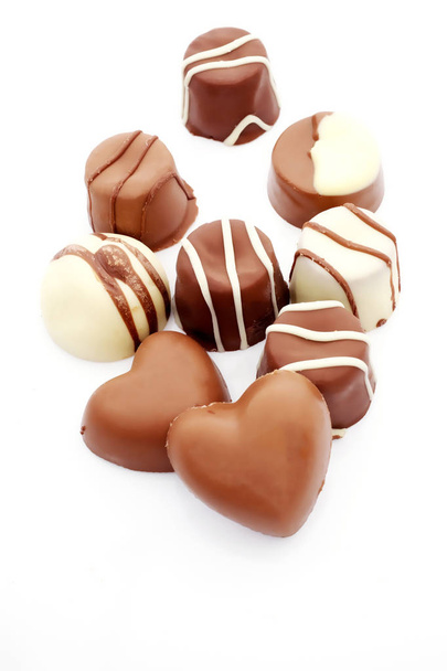 Truffes au chocolat sucré sur fond blanc
 - Photo, image