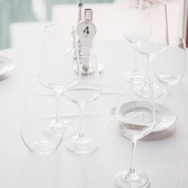Wina i szklanki wody na stole w restauracji. Elegancka restauracja concept. Plac - Zdjęcie, obraz