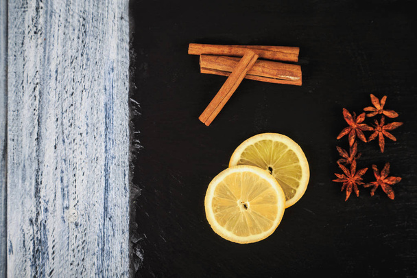 bâtonnets de cannelle, anis étoilé et citron
 - Photo, image