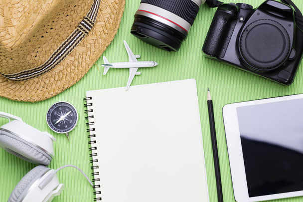 Bovenaanzicht van reiziger accessoires met lege ruimte voor tekstgegevens, reizen vakantie trip achtergrond concept - Foto, afbeelding
