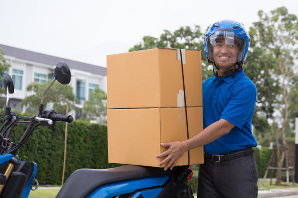 Deliveryman Ride Motorrad-Service, schnelle und kostenlose Transport-Lieferung - Foto, Bild