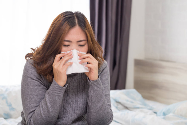 Les femmes éternuent à cause du rhume
 - Photo, image