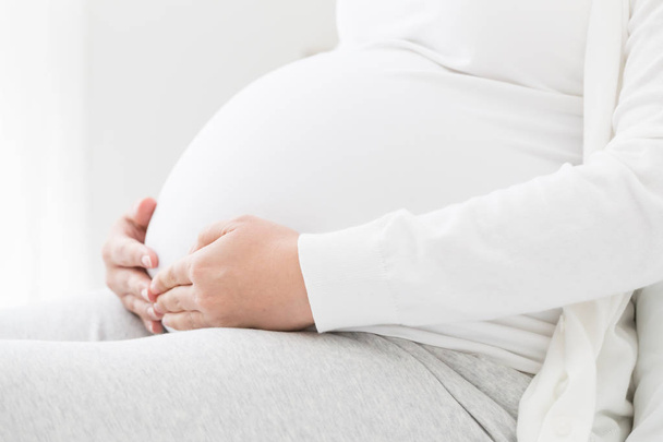 Close-up van buik zwangere vrouwen, acht maanden van de zwangerschap - Foto, afbeelding