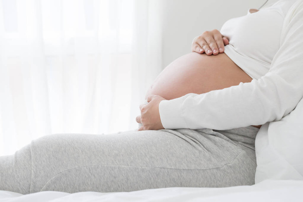 Souche des muscles abdominaux pendant la grossesse, le travail prématuré et les femmes enceintes concept de santé
 - Photo, image