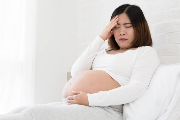 Mujeres embarazadas con las molestias y la sensación de estrés durante el embarazo
 - Foto, Imagen