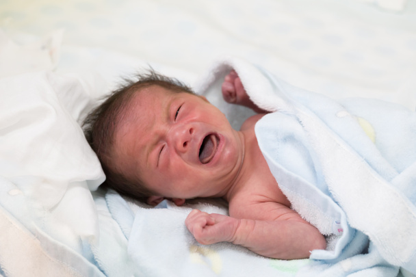 Asiático bebê chorando e duas semanas de idade
 - Foto, Imagem