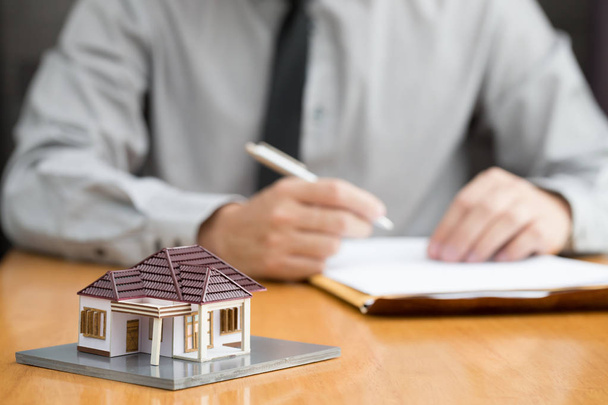 Remplissez le formulaire de demande de prêt immobilier pour obtenir l'approbation de la banque.
 - Photo, image