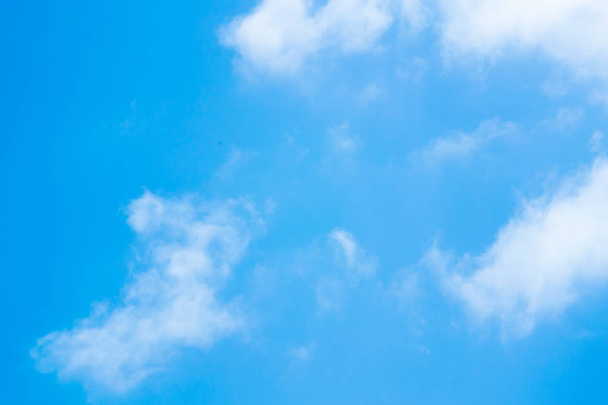  青い空を背景に幻想的な白い雲 - 写真・画像