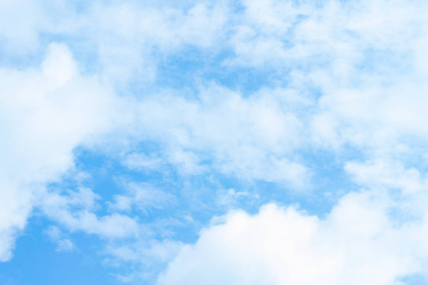  Fantastyczne białe chmury, z tle błękitnego nieba - Zdjęcie, obraz