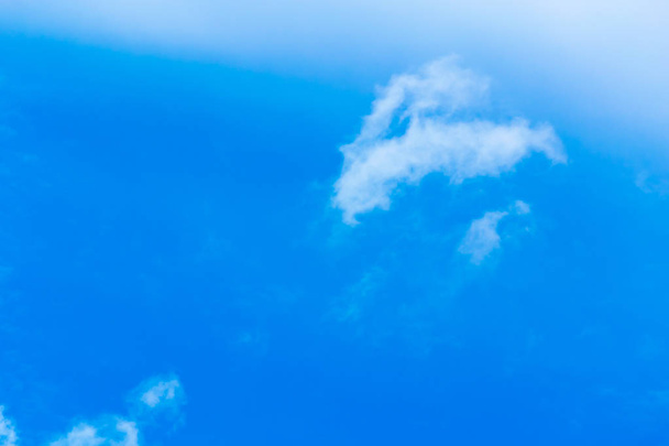 Heldere blauwe hemel met duidelijke witte wolk met ruimte voor tekst. - Foto, afbeelding
