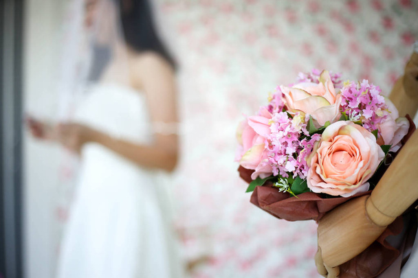 Panna Młoda w sukni trzymając Bukiet ślubny, kwiaty i zieleń, koncepcja szczęśliwy ślub. - Zdjęcie, obraz
