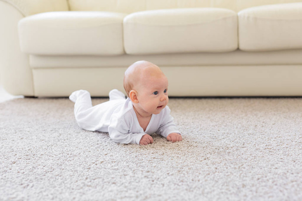 Dětské, kojenecké a lidé koncept - holčičku, naučit se plazit se po podlaze - Fotografie, Obrázek