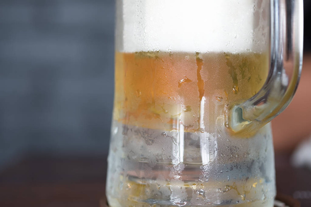 Birra fredda in un bicchiere con gocce d'acqua, chiudi. Concetto di festa e relax
 - Foto, immagini