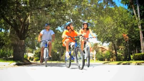 młody etnicznych rodziny prowadzenie pasuje na rowerze razem - Materiał filmowy, wideo