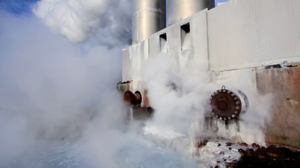 stoom van geothermische energie plant schoorstenen - Video