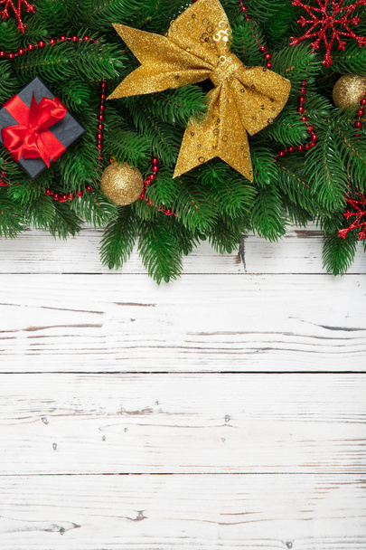 Vánoční Zimní dekorace vertikální s větvemi jedlí a krabičky na pozadí dřevěná tabule - Fotografie, Obrázek