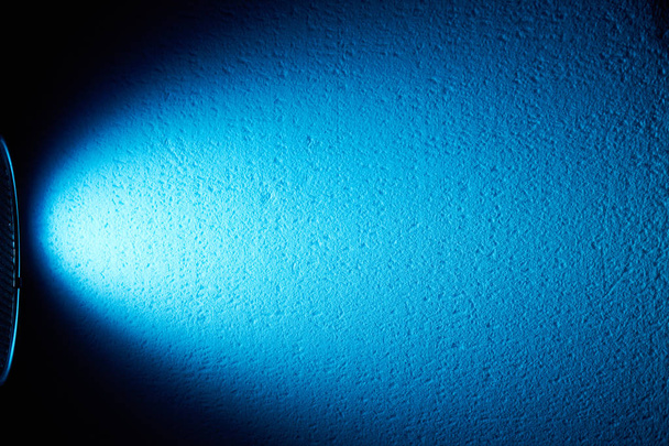 Широкий синий луч на черном фоне
 - Фото, изображение