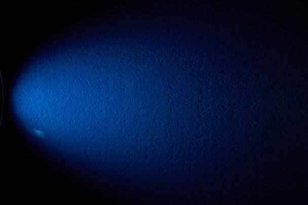 blaue Laterne mit breitem Lichtkegel auf schwarzem Hintergrund - Foto, Bild