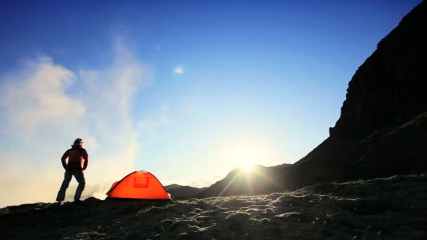Самотня жінка на світанку у альпінізм експедиції - Кадри, відео