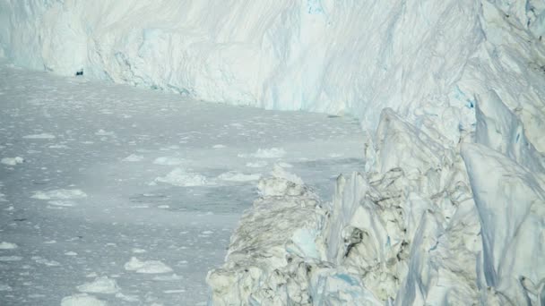 Fonte des floes de glace des glaciers
 - Séquence, vidéo