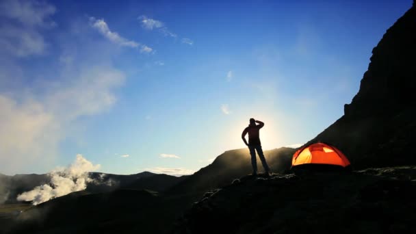 Mulher alpinista assistindo ao nascer do sol
 - Filmagem, Vídeo