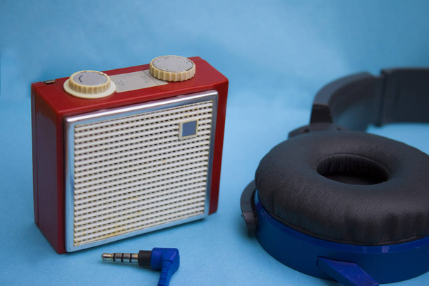 Старе червоне радіо з навушниками на синій задній фотографії
 - Фото, зображення