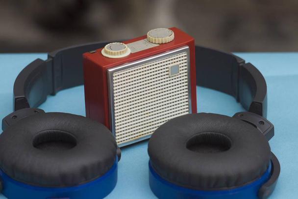 Stare radio czerwony z słuchawki na niebieski zdjęcie tylnej - Zdjęcie, obraz