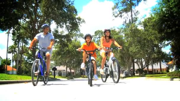 Familia afroamericana sana Ciclismo juntos
 - Imágenes, Vídeo