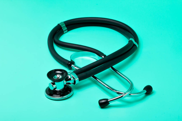 Stetoskop, lékařský nástroj na světle zeleném pozadí - Fotografie, Obrázek