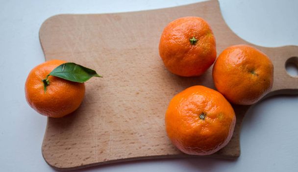 mandarines mûres sur une terrasse en bois
 - Photo, image