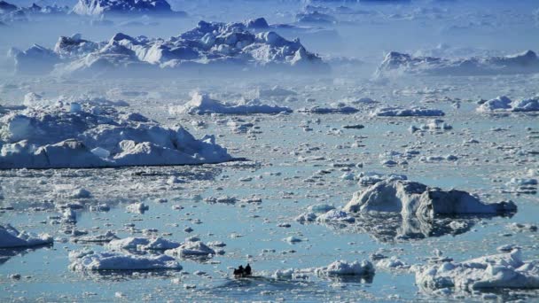 Kleine ambachtelijke tussen Ice Floes & ijsbergen Arctische regio - Video