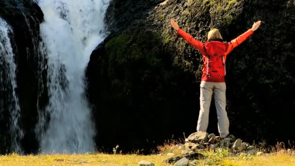 Joven excursionista celebrando su éxito en la expedición
 - Metraje, vídeo