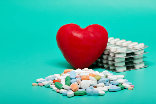 Piros szív, a különböző tabletták - Fotó, kép