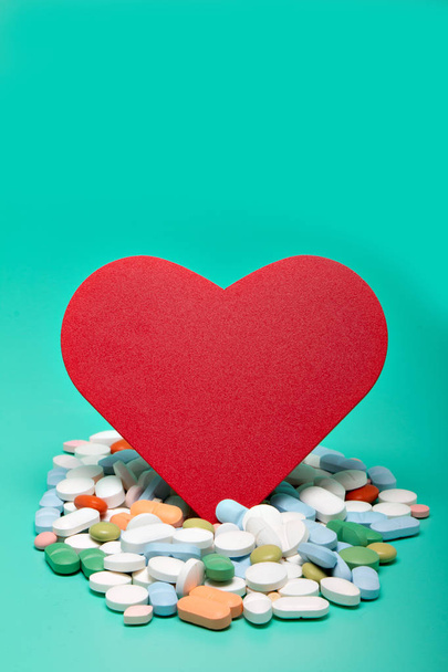 Coração vermelho com pílulas diferentes
 - Foto, Imagem