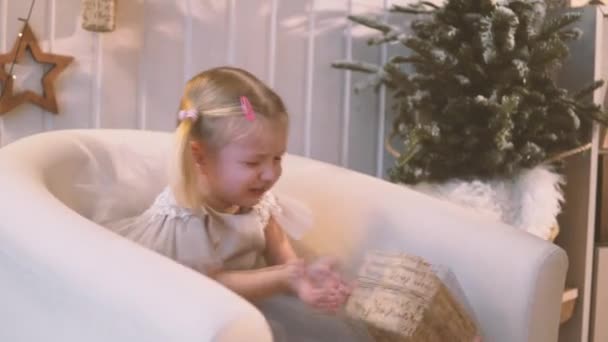 Маленька дівчинка плаче на новорічній ялинці
 - Кадри, відео