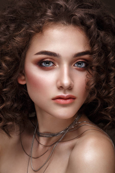 Beautiful brunette girl with a perfectly curly hair, and classic make-up. Beauty face. - Foto, Imagem