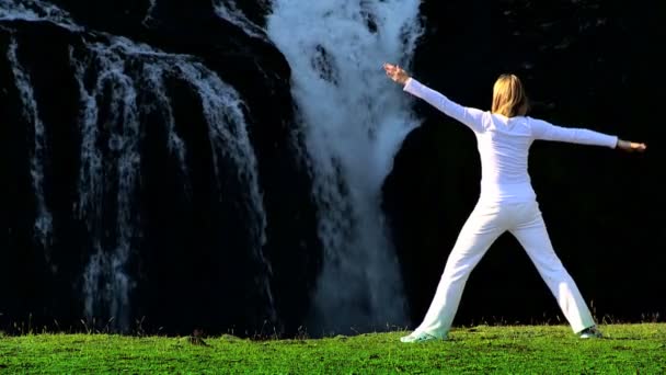 Молода жінка, практикуючи йога на відкритому повітрі - Кадри, відео