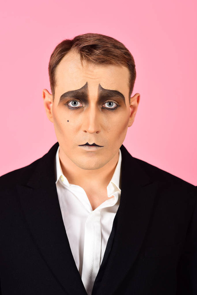 He is much of an actor. Mime with face paint. Mime artist. Man with mime makeup. Theatre actor miming. Stage actor miming. Theatrical performance art and pantomime. Comedian or tragedian performer - Foto, Bild