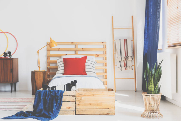 Diseño retro de moda en el dormitorio con muebles de madera y pared blanca, foto real
 - Foto, imagen