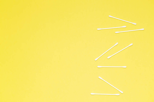 Cotton buds isolated on yellow background, plastic cotton swabs - Foto, Bild