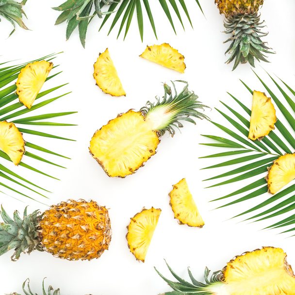 Élelmiszer minta ananász gyümölcs és palm levelek, fehér háttér. Lapos feküdt, felső kilátás. Trópusi koncepció. - Fotó, kép