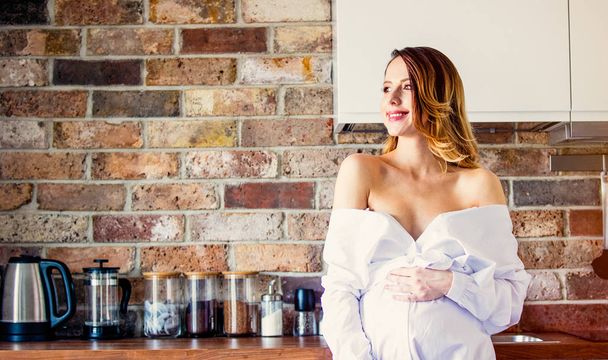 Belle rousse enceinte femme en robe blanche
 - Photo, image