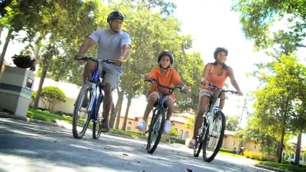 Familia étnica joven Ciclismo juntos
 - Imágenes, Vídeo