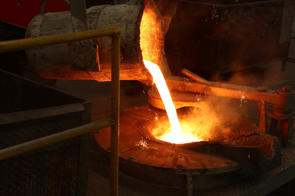 Z kadzi Roztopionego żelaza wlać topienia pieca; porcess odlewnicze - Zdjęcie, obraz