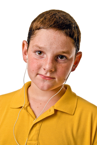 Menino ouvindo MP3 player com fones de ouvido em seus ouvidos
 - Foto, Imagem