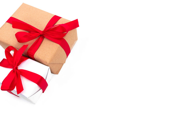 Top προβολή αντικειμένων καφέ και λευκό κουτί παπιγιόν κόκκινο κορδέλλα δώρων απομονωθεί σε λευκό φόντο, καλά Χριστούγεννα και Ευτυχισμένο το νέο έτος έννοια - Φωτογραφία, εικόνα