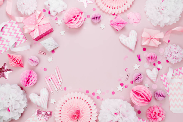 Marco hecho de decoraciones de papel rosa y blanco, dulces, corazones, regalos, confeti para fiesta del bebé. Piso tendido, vista superior
 - Foto, imagen