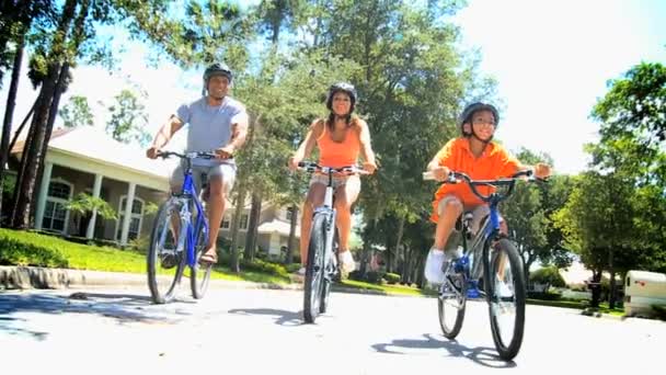 zdrowy styl życia na rowerze młody etnicznych rodziny - Materiał filmowy, wideo